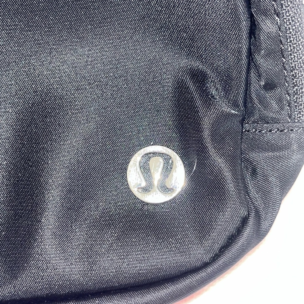 Lululemon Everywhere Belt Bag 1L - Picture 5 of 16
